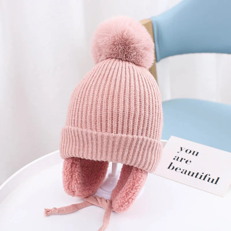 Babymuts met grote pompon – Warme wollen muts met oorkleppen