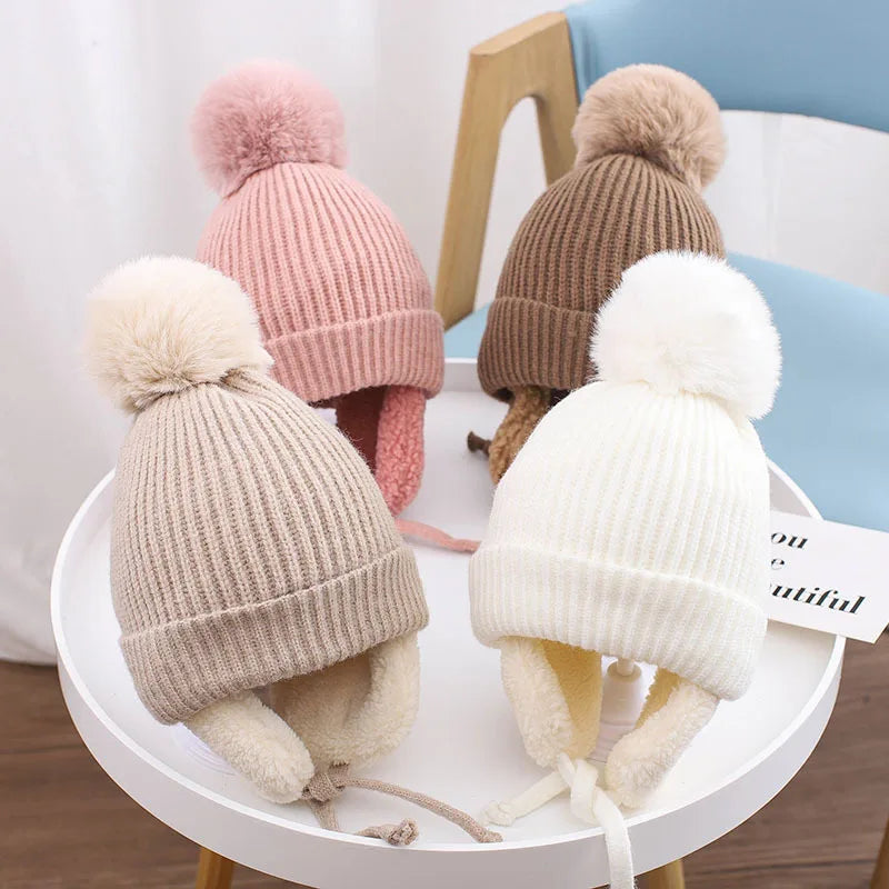 Babymuts met grote pompon – Warme wollen muts met oorkleppen