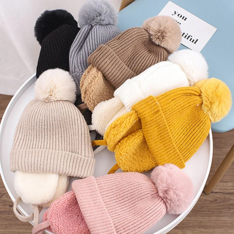 Babymuts met grote pompon – Warme wollen muts met oorkleppen
