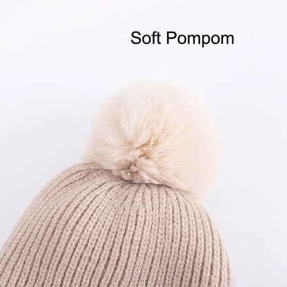 Babymuts met grote pompon – Warme wollen muts met oorkleppen