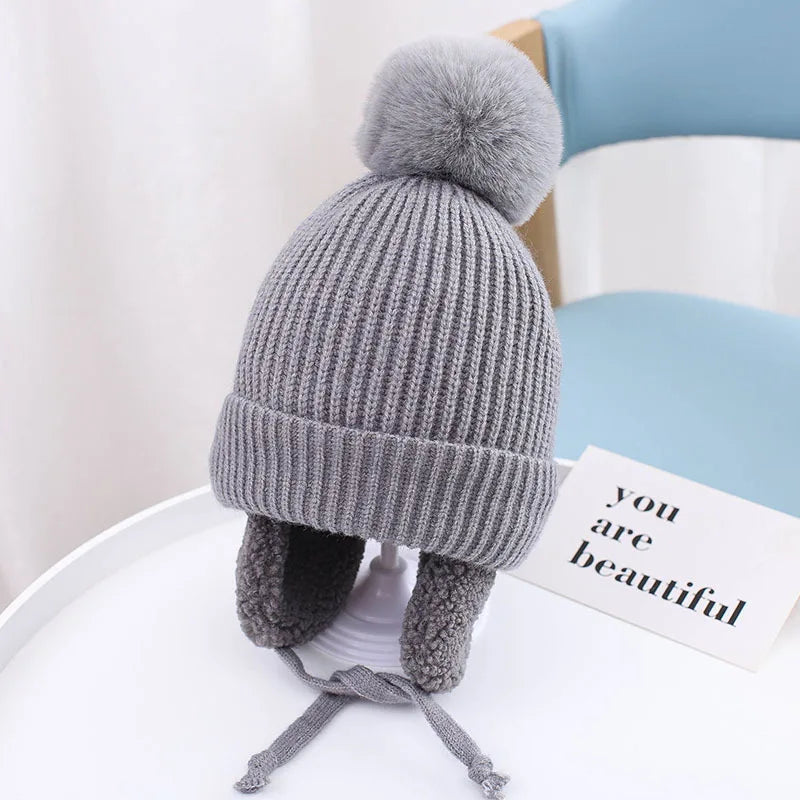 Babymuts met grote pompon – Warme wollen muts met oorkleppen