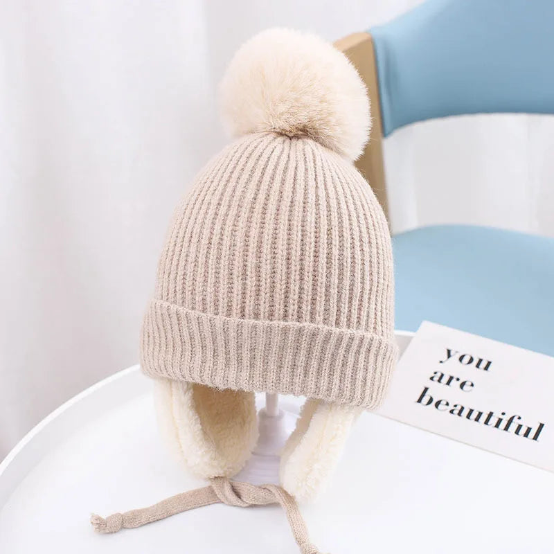 Babymuts met grote pompon – Warme wollen muts met oorkleppen