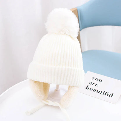 Babymuts met grote pompon – Warme wollen muts met oorkleppen
