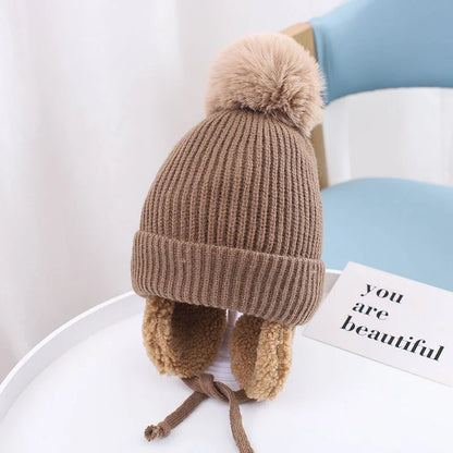 Babymuts met grote pompon – Warme wollen muts met oorkleppen