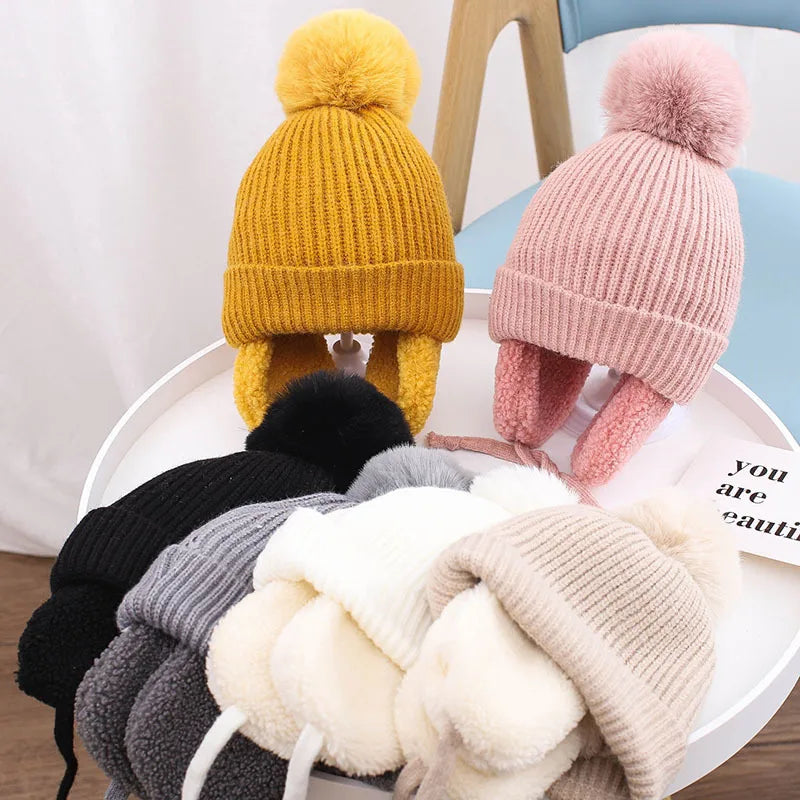 Babymuts met grote pompon – Warme wollen muts met oorkleppen