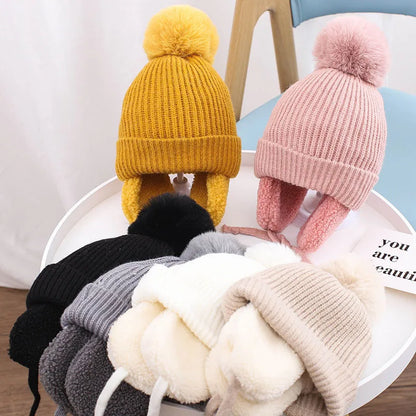 Babymuts met grote pompon – Warme wollen muts met oorkleppen
