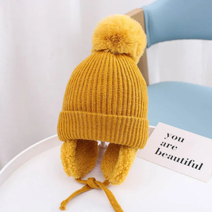 Babymuts met grote pompon – Warme wollen muts met oorkleppen