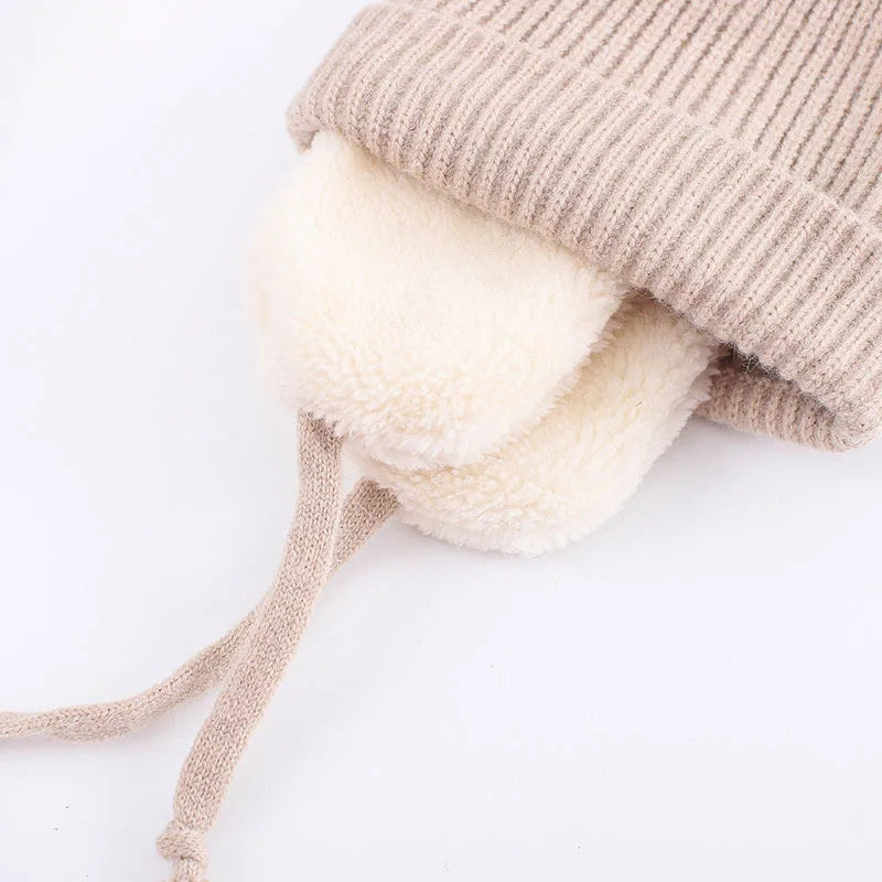 Babymuts met grote pompon – Warme wollen muts met oorkleppen