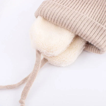 Babymuts met grote pompon – Warme wollen muts met oorkleppen
