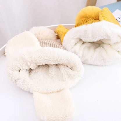 Babymuts met grote pompon – Warme wollen muts met oorkleppen