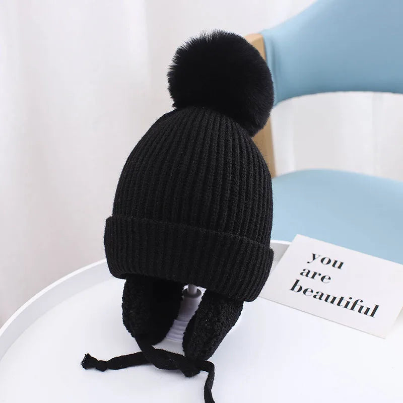 Babymuts met grote pompon – Warme wollen muts met oorkleppen